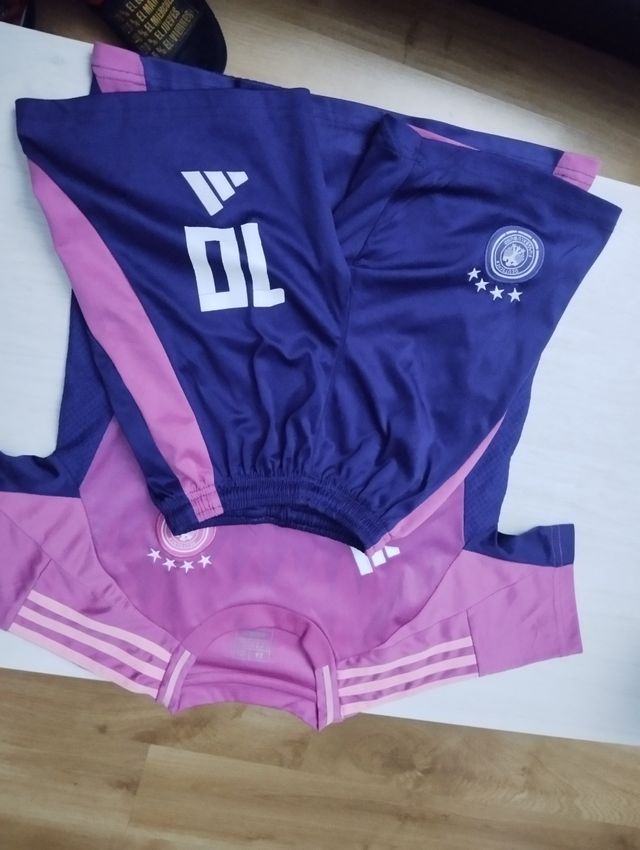 Camiseta de fútbol rosa y azul