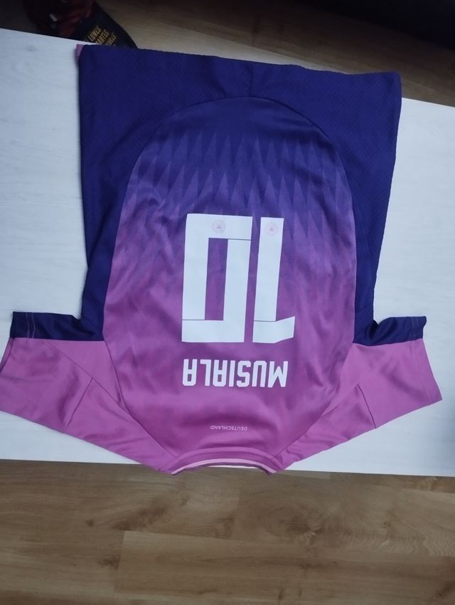Camiseta de fútbol rosa y azul