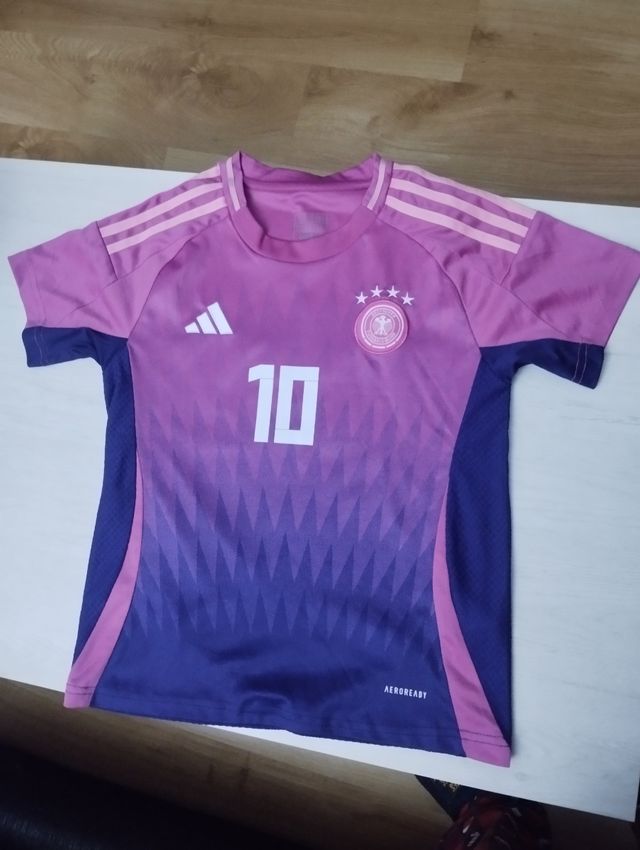 Camiseta de fútbol rosa y azul