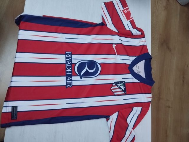 Camiseta de fútbol rosa y azul