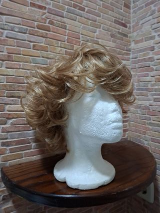 Peluca dorada rizada muy bonita 