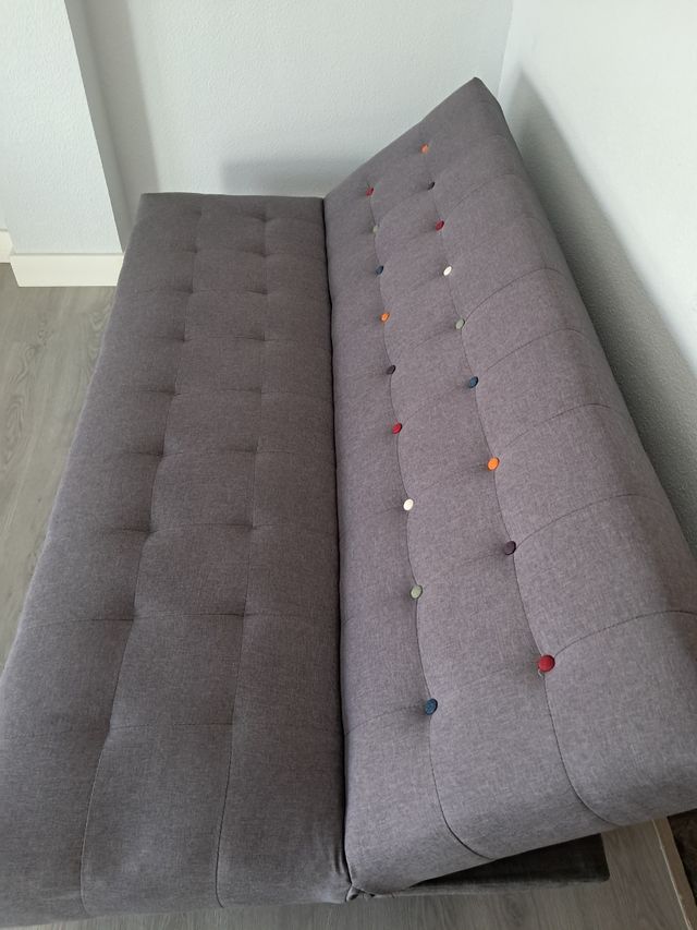 Sofá cama gris de tela