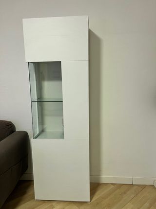 Vitrina blanca madera y cristal.