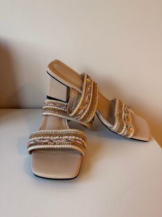 Sandalias Beige/Dorado Tacón Bajo