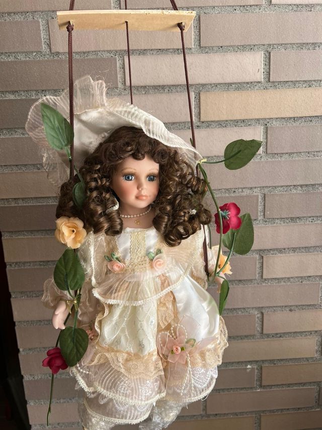 Muñeca de porcelana con vestido de encaje