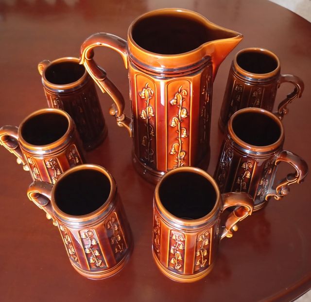 Juego Jarra y Vasos Cerámica Cerveza Marrón.