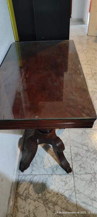 Mesa auxiliar de madera con tapa de cristal