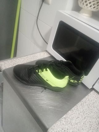 Botas de fútbol sala Kipsta negras y verdes