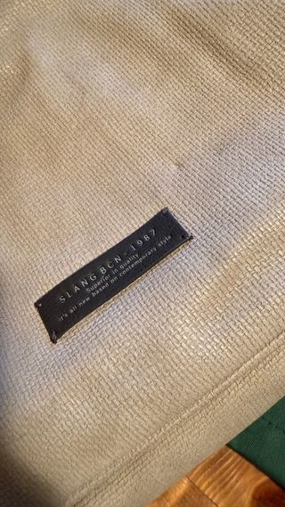 Bolso o mochila beige o gris