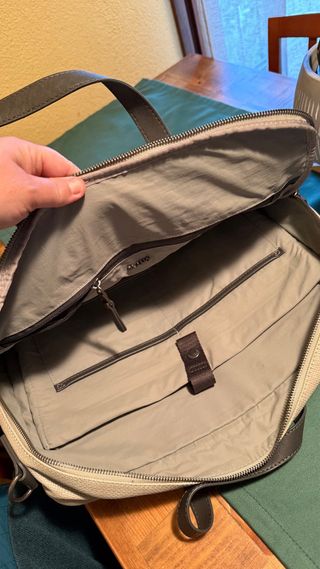 Bolso o mochila beige o gris