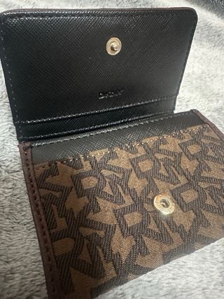 Tarjetero DKNY Marrón y Dorado