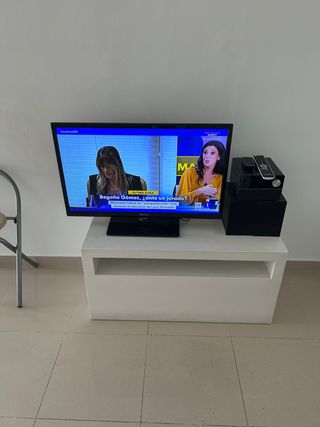 Televisión Hisense y Equipo de Música Negro