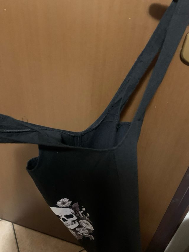 Borsa nera con teschio e fiori