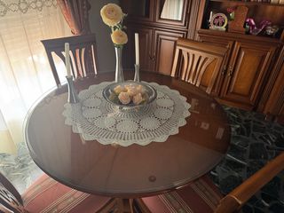 Mesa redonda de salón con sillas