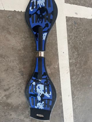 Skate de dos ruedas azul con calaveras