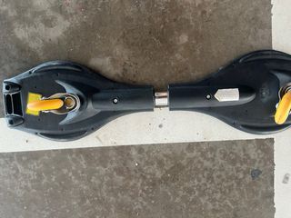 Skate de dos ruedas azul con calaveras