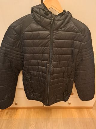 Cazadora acolchada negra impermeable