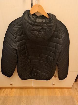 Cazadora acolchada negra impermeable
