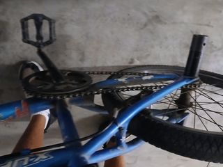 Bicicleta BMX azul usada