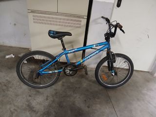 Bicicleta BMX azul usada
