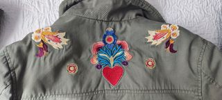 Cazadora niña con bordados t 11-12 y sudadera xs.