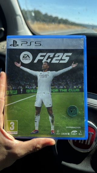 PS5 Blanca + FIFA 24 & 25 – Offline / Como Nueva