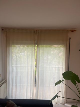 Cortinas de comedor beige con palo de madera
