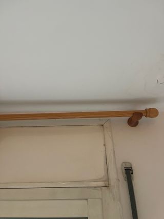 Cortinas de comedor beige con palo de madera