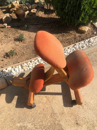 Silla ergonómica rodillas tela y madera