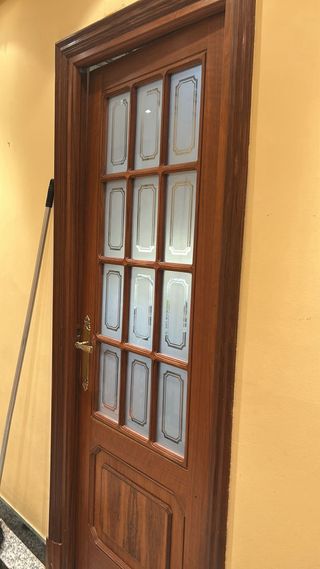 Puertas de madera maciza.