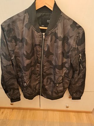 Chaqueta Bomber Camuflaje Bershka Talla S