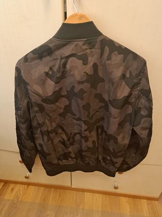 Chaqueta Bomber Camuflaje Bershka Talla S