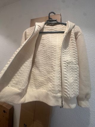 Abrigo con capucha beige tejido