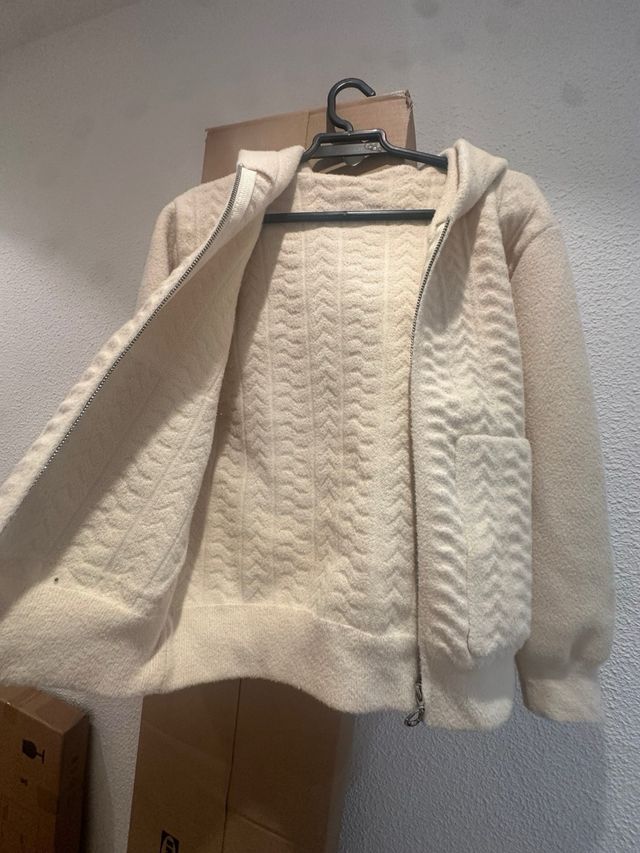 Abrigo con capucha beige tejido