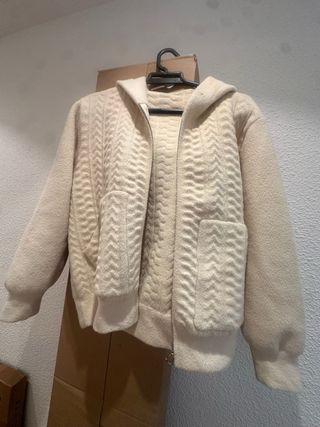 Abrigo con capucha beige tejido