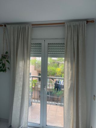 Cortinas beige de tela de alta calidad con palo