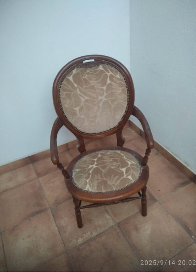Sillón de madera y tela