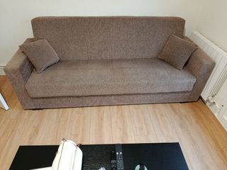 Sofá cama de tela beige marrón.