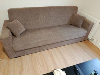 Sofá cama de tela beige marrón.