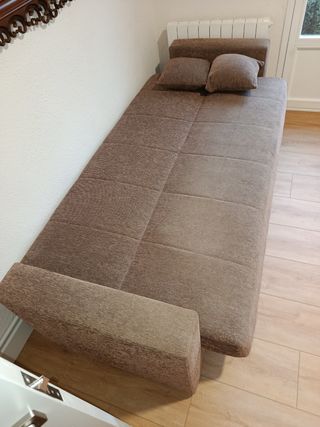 Sofá cama de tela beige marrón.