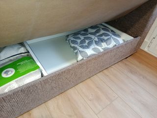 Sofá cama de tela beige marrón.
