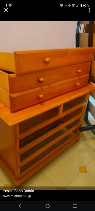 Mueble de madera con cajones y estantes