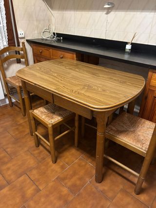 Mesa extensible de madera, 2 sillas y 2 taburetes