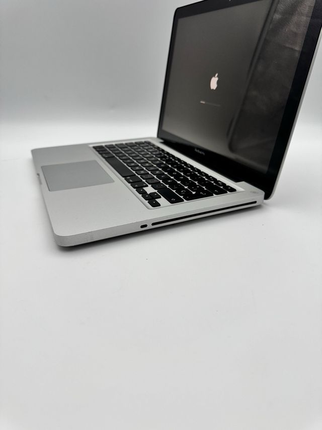 Apple MacBook Pro 13”– Core i7 – SSD 240, 8RAM