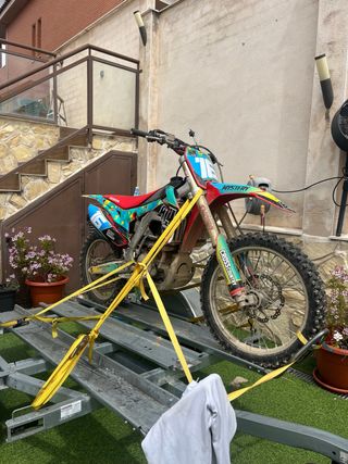 Se alquila carro 2-3 motos