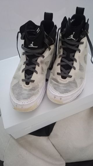 Zapatillas Baloncesto Jordan Negras y Blancas