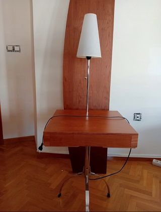 Mesa auxiliar madera y metal con lámpara.