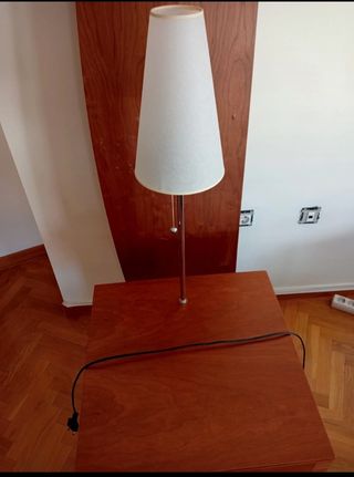Mesa auxiliar madera y metal con lámpara.