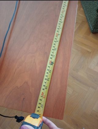 Mesa auxiliar madera y metal con lámpara.