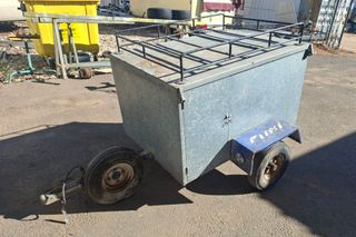 Remolque ligero con tapa